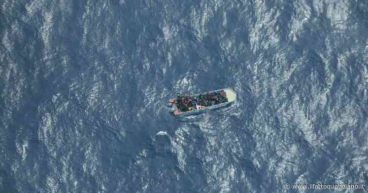 Migranti, in 47 alla deriva col mare mosso. Sea Watch: “La Libia ha detto che non interviene, l’Italia ci aggancia il telefono in faccia”