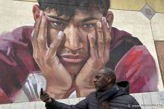 “Hier hadden ze moeten beslissen met mijn zoon naar het ziekenhuis te gaan”: papa van Sanda Dia komt op de plekken die hij nooit had willen bezoeken