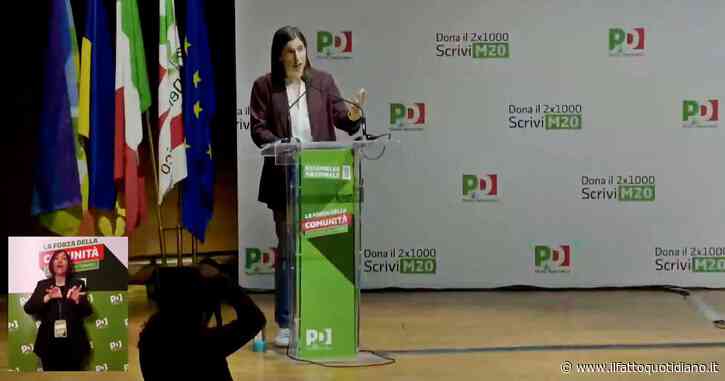 Assemblea Pd, tutti gli attacchi di Schlein al governo dal fisco ai migranti: “A Cutro abbiamo toccato con mano la sua inumanità”