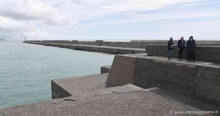 La nave Palermo-Cagliari ferma nel porto siciliano dopo che una donna ha denunciato molestie: la polizia a bordo