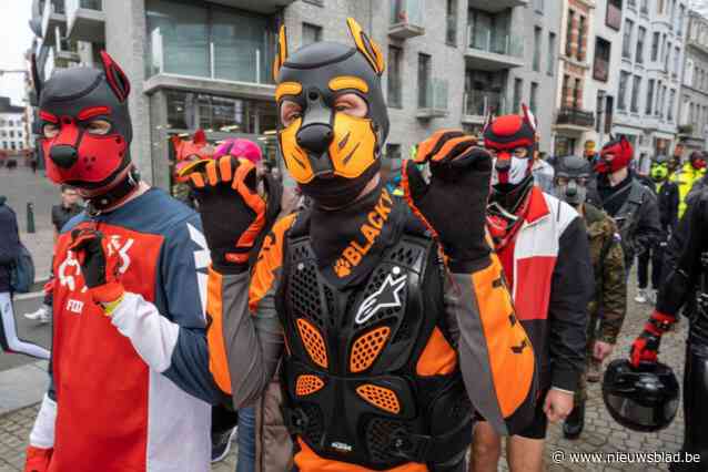 Blaffen en pootjes geven met hondenmasker op: dit was de ‘puppywalk’, het hoogtepunt van fetisj-festival Darklands