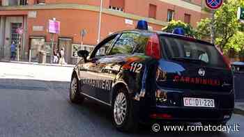 Picchiato e rapinato dal branco mentre riprende la sua auto