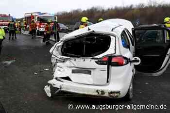 Kleintransporter erfasst Opel auf der A8 bei Elchingen
