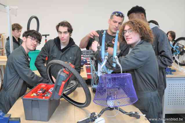 Scholieren geven oude fietsen tweede leven: “Zo kunnen we gezinnen helpen die het financieel moeilijk hebben”