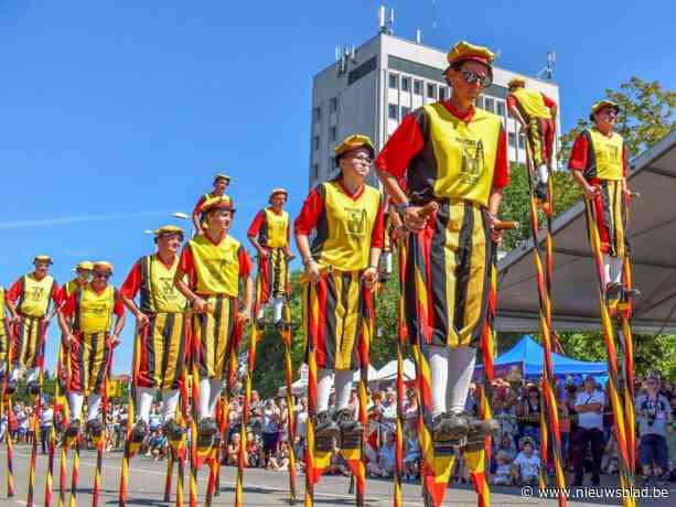 Steltenlopers zoeken de zon op en treden op tijdens carnaval in Tunesië
