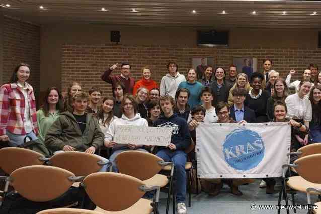 Leerlingen vuren vragen af op lokale politici tijdens slotzitting Kras