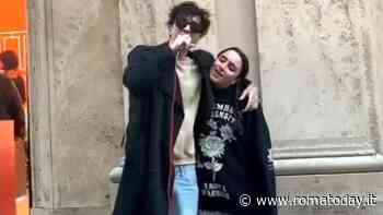 Tananai canta "Tango" in via del Corso con un'artista di strada: il concerto improvvisato