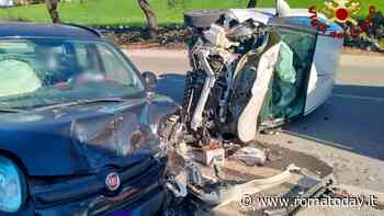 Incidente frontale tra auto, si ribalta una vettura: cinque feriti