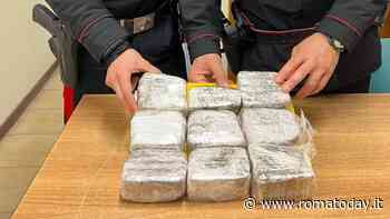 Pusher con il reddito di cittadinanza: hashish nascosti nel baule dell'auto