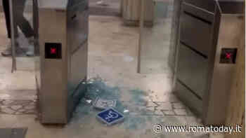 Il tornello della metro A non si apre, passeggero lo distrugge a calci