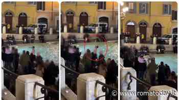 Vestito da centurione si spoglia e si tuffa nella fontana di Trevi