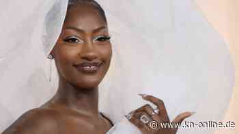 Oscars: Sängerin Tems polarisiert mit kuriosem Kleid