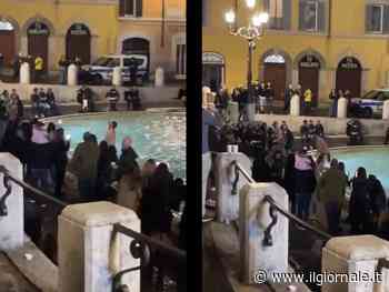 Turista inglese fa il bagno nella Fontana di Trevi: multa da 450 euro