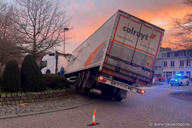 Vrachtwagen Colruyt kantelt op 100 meter van supermarkt