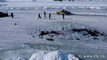 Two cars sink into the St-Lawrence River during ice race
