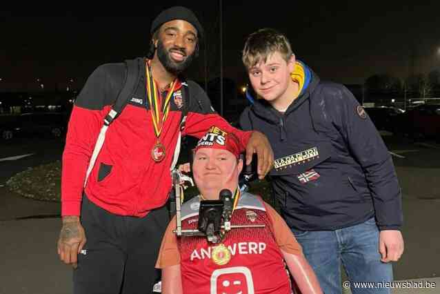 Superfan Senne (18) ziet Giants Beker van België winnen: “Ik kreeg een medaille van de spelers”