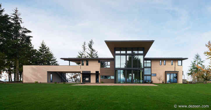 Cedar siding wraps Oregon house by Ueda Design Studio