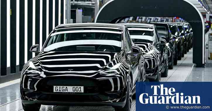 Investigation launched into complaints of Tesla steering wheels coming off mid-drive