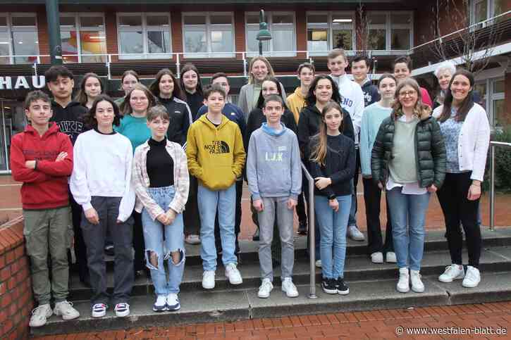 Junge Gäste aus Frankreich interessieren sich sehr für Steinhagens Bürgermeisterin