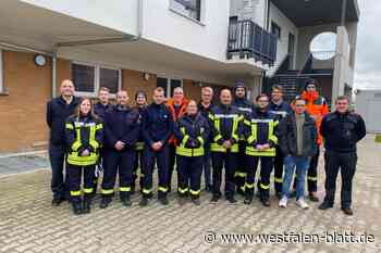 Feuerwehrleute aus Altkreis Warburg fit in Funk- und Kartenkunde