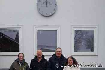Neue Uhr tickt an der Falkschule in Warburg
