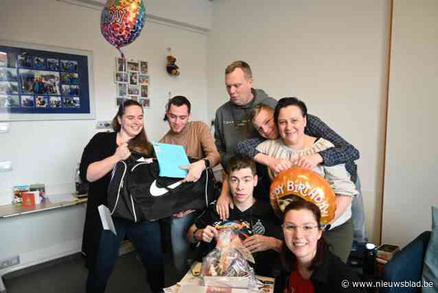 Janis (22) overstelpt met verjaardagskaartjes én videoboodschappen van Karen Damen en Sven Ornelis: “Als hij gelukkig is, wij dan ook”