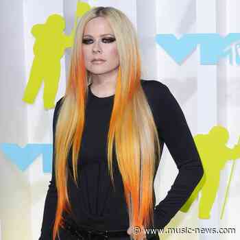 Avril Lavigne swiftly deals with topless stage invader during 2023 Juno Awards