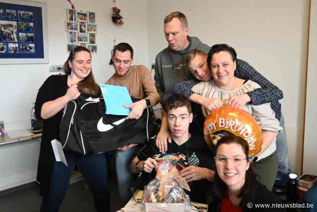 Een laatste verjaardag om nooit te vergeten: Janis (22) overstelpt met kaartjes én videoboodschap van Karen Damen