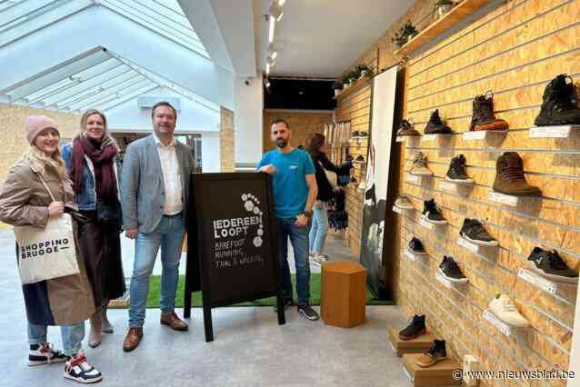“We kregen al de hele wereld over de vloer”: nieuwe winkel ‘Iedereen loopt’ in hartje Brugge verkoopt schoenen die je voeten vooral géén steun geven