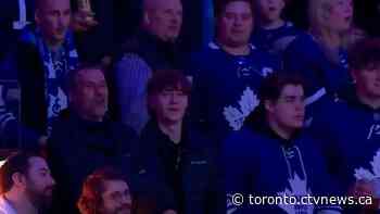 Maple Leafs fans sing American national anthem after microphone malfunctions