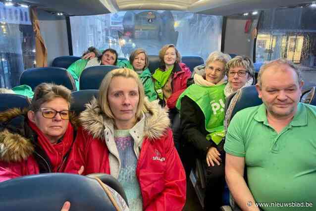 Onze reporter reed mee met bus vol boze en teleurgestelde werknemers van Delhaize: “Ga ik mijn rekeningen nog kunnen betalen?”