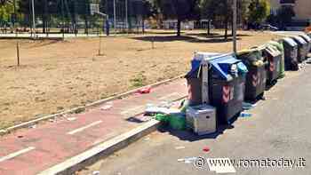 Riparano strada e gettano calcinacci nei cassonetti: cinque operai nei guai