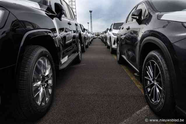 Klungelige dronkenlap ramt havenpoort met gestolen Lexus, maar valt al na enkele kilometers zonder benzine: “De camerabeelden zijn bijna te kluchtig om te beschrijven”