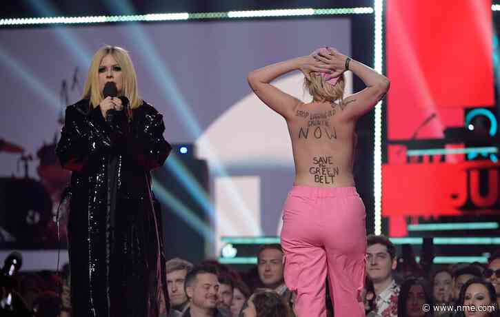 Avril Lavigne confronts topless protester onstage at Juno Awards