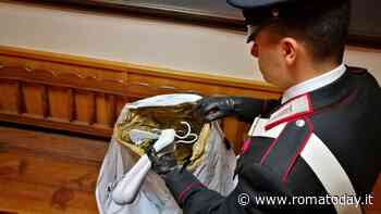 Di madre in figlia: fogli di alluminio per schermare la borsa con dentro la refurtiva