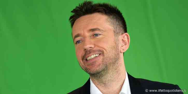 “E pensare che c’era Giorgio Gaber”, il libro di Andrea Scanzi fa incetta di premi: vince il Giglio Blu di Firenze