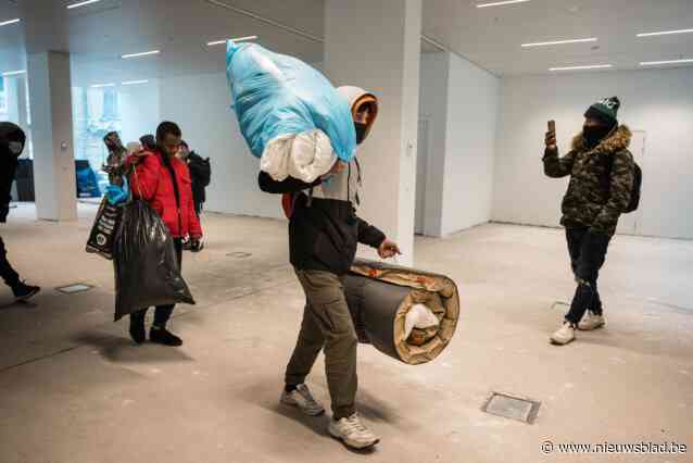 Honderden actievoerders roepen op tot einde van “belegering” gebouw waarin asielzoekers verblijven