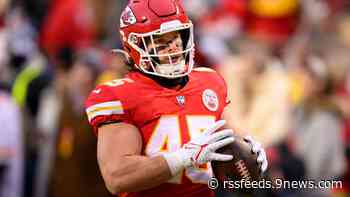 Broncos add former Chiefs fullback Michael Burton