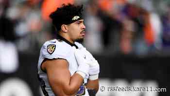 AP source: Vikings reach deals with DE Davenport, TE Oliver