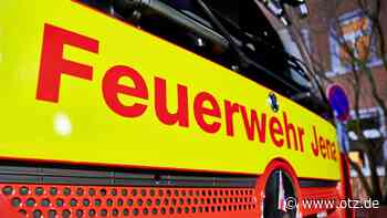 Baum in Jena entwurzelt und kracht auf Motorhaube