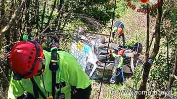 Esce di strada e precipita con il furgone in una scarpata