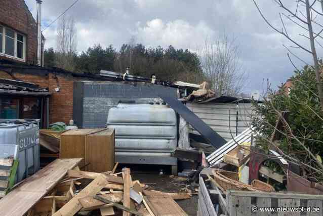 Blikseminslag legt keuken en badkamer van Griet (59) in de as: “Al de derde brand in onze familie, meer ongeluk kan je bijna niet hebben”