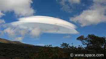 UFO-shaped clouds invade skies over Keck Observatory in Hawaii (photos)