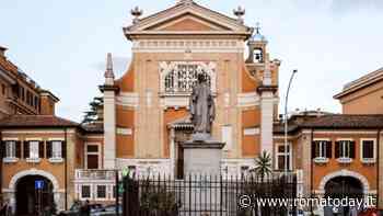 Ruba il crocifisso in chiesa, i fedeli lo inseguono e i carabinieri lo bloccano