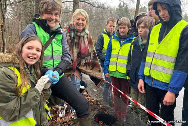 420 kinderen helpen padden overzetten