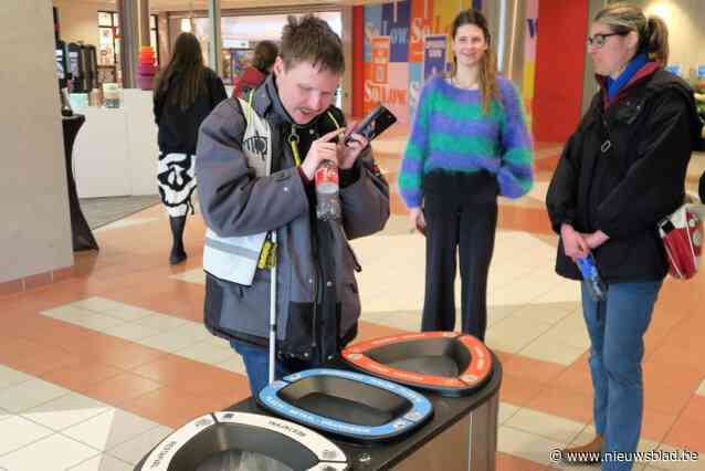Dankzij Coline (25) kunnen ook blinden en slechtzienden zelfstandig afval sorteren in Wijnegem shoppingcenter