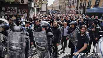 Frankfurt gegen Neapel: Pyro, ausgebranntes Polizeiauto - SGE-Fans liefern sich Gefecht mit der Polizei
