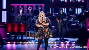 Kelly Clarkson Delivers Breezy Rendition of Billy Joel’s ‘My Life’