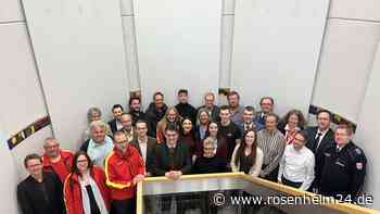 Landrat Max Heimerl dankt Mitarbeiterinnen und Mitarbeitern des Impfzentrums für ihren Einsatz