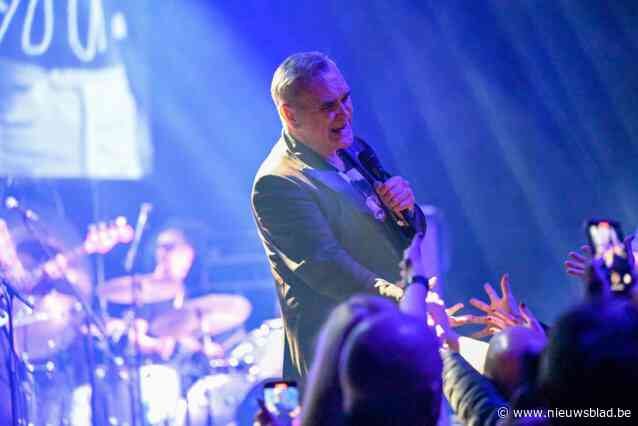 Morrissey bekoort fans in volgepakte Stadsschouwburg: “Nu al het concert van het jaar”